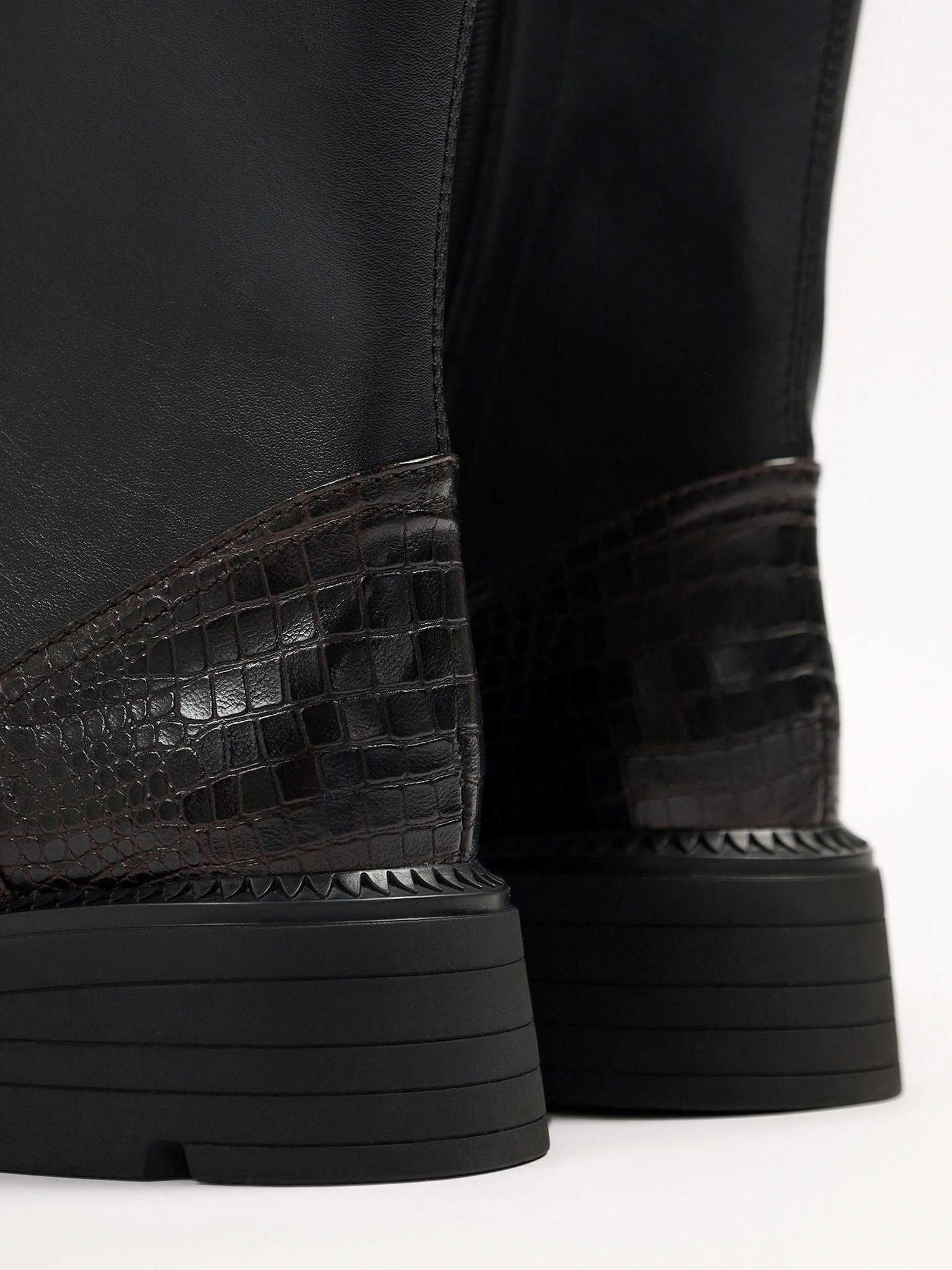 Ботинки черного цвета с декоративным замком на широком высоком каблуке